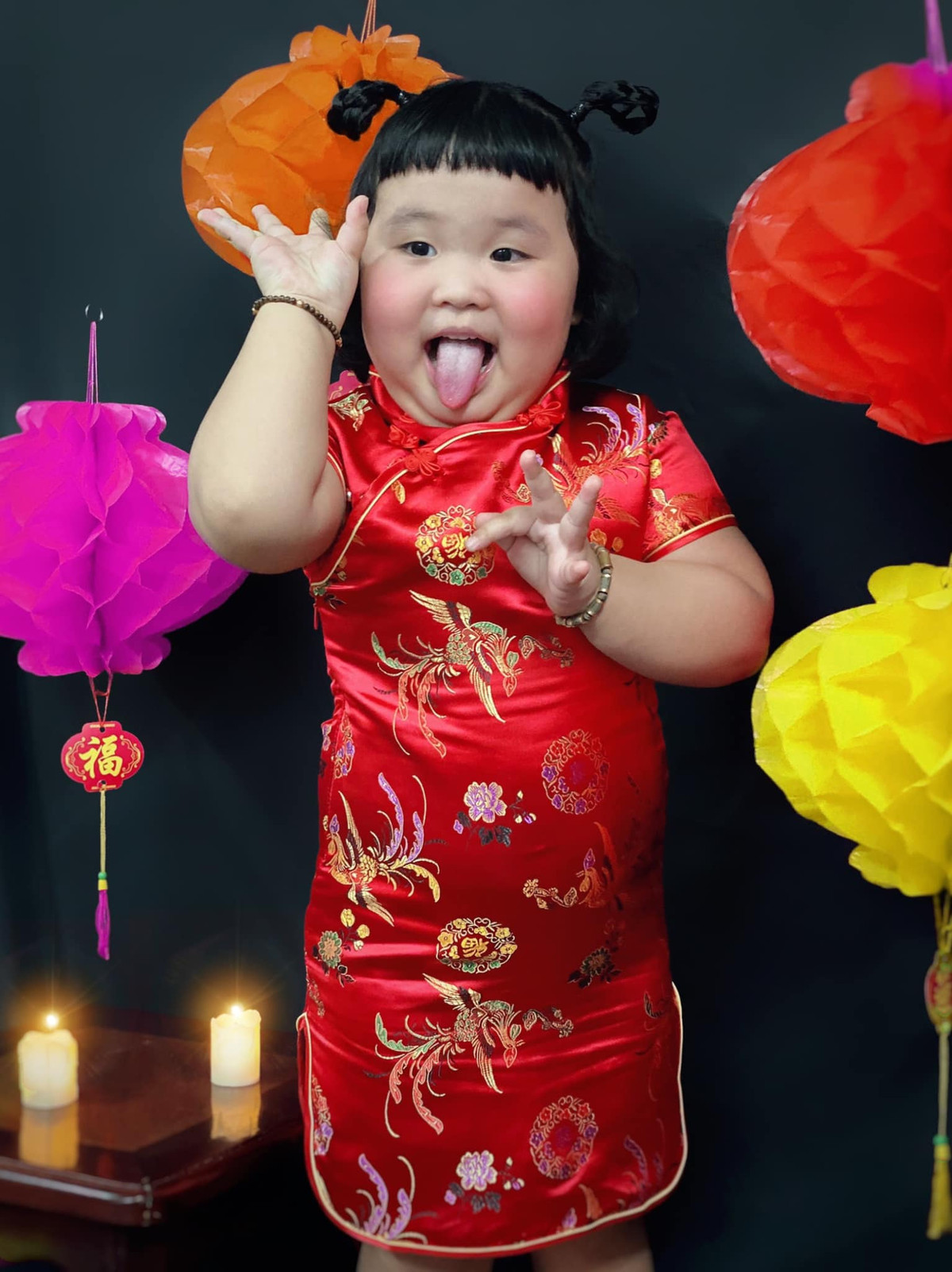 Bộ ảnh của bé đã được mẹ là chị Đoàn Cẩm Duyên đăng tải trên mạng xã hội với dòng chia sẻ: “Cùng nhau chuẩn bị đón Trung thu tại nhà đi mọi người ơi, Trung thu tại gia em chưa có bánh, mọi người có bánh chưa, chuẩn bị tới đâu rồi ạ, em mới được bộ ảnh tại gia do anh Ba chuẩn bị ạ".