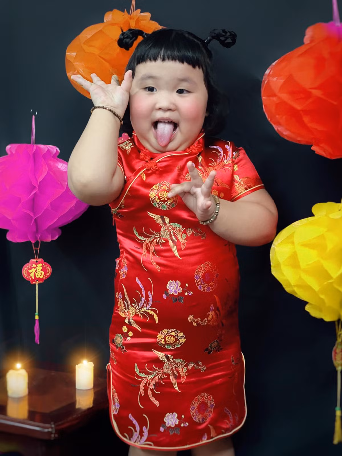 Bộ ảnh của bé đã được mẹ là chị Đoàn Cẩm Duyên đăng tải trên mạng xã hội với dòng chia sẻ: “Cùng nhau chuẩn bị đón Trung thu tại nhà đi mọi người ơi, Trung thu tại gia em chưa có bánh, mọi người có bánh chưa, chuẩn bị tới đâu rồi ạ, em mới được bộ ảnh tại gia do anh Ba chuẩn bị ạ".