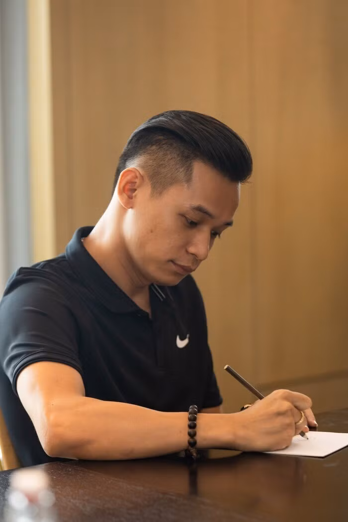 Cụ thể, lời bình luận của một tài khoản có tên T.P. mang hàm ý cho rằng việc Độ Mixi làm từ thiện thực chất chỉ để tạo nên tiếng tăm cho bản thân: "Nói là của anh em mình nhưng người ta biết mỗi Độ. Anh Duy Mạnh nói đúng. Muốn từ thiện thì tự làm. Đưa tiền cho người khác chỉ làm tên tuổi lớn lên thôi."