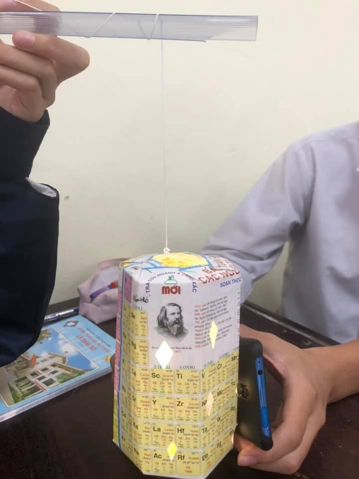 Những hình ảnh cho thấy dù sống trong thời hiện đại nhưng lúc nào Trung Thu cũng là dịp để mỗi gia đình được thêm quây quần, còn học sinh được cùng nhau ngồi bày mâm cỗ, sáng tạo đèn lồng theo cách có 1-0-2. Ảnh: Lý Thái Tổ Confession