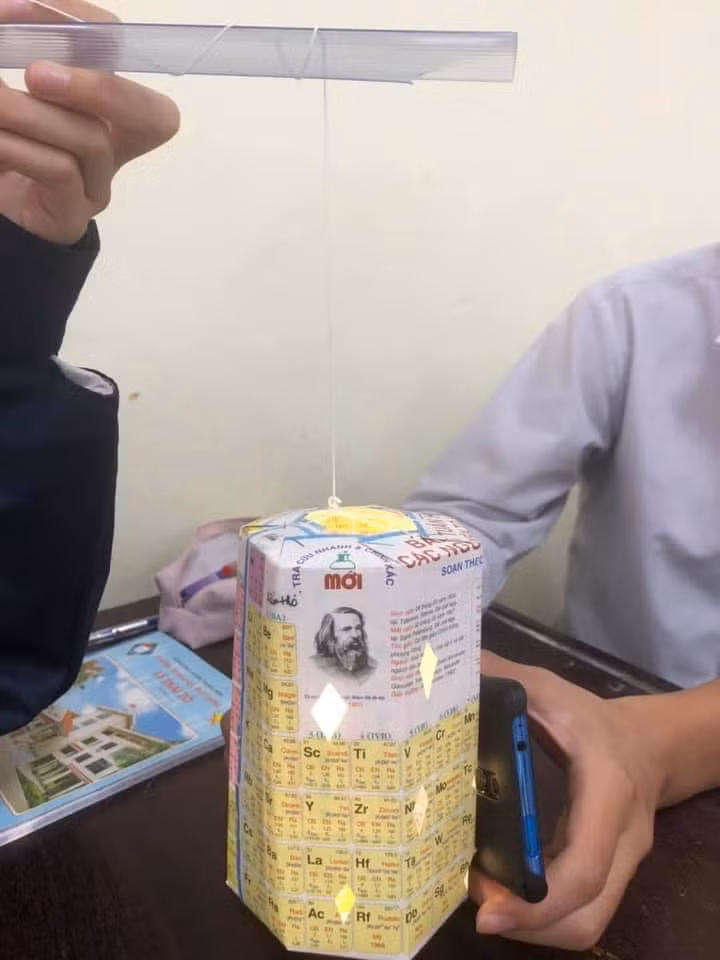 Những hình ảnh cho thấy dù sống trong thời hiện đại nhưng lúc nào Trung Thu cũng là dịp để mỗi gia đình được thêm quây quần, còn học sinh được cùng nhau ngồi bày mâm cỗ, sáng tạo đèn lồng theo cách có 1-0-2. Ảnh: Lý Thái Tổ Confession