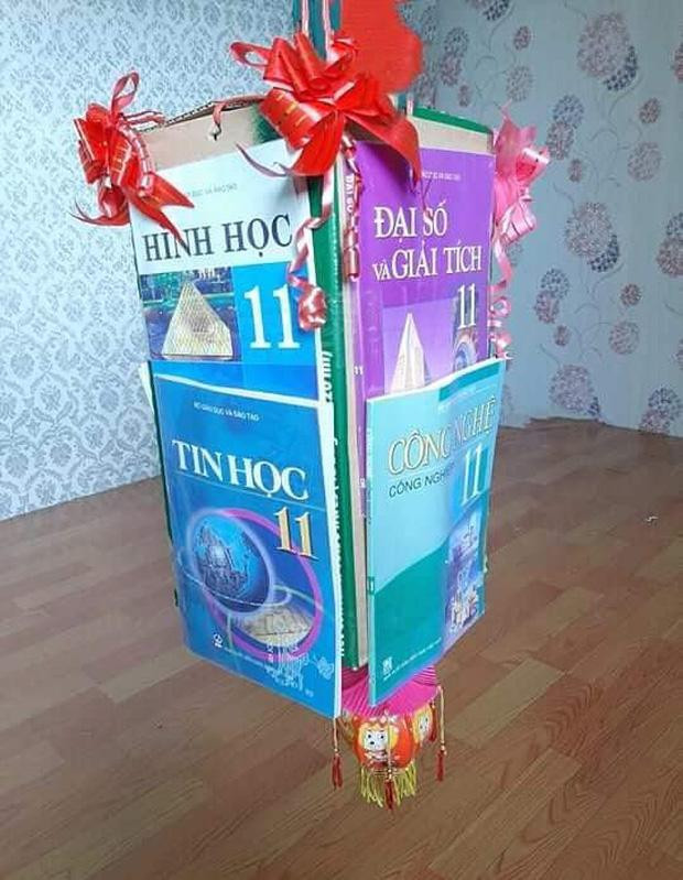 Từ phiên bản lồng đèn sách giáo khoa đến những chiếc mặt nạ của nhân vật trong phim làm hội học sinh cảm nhận được Tết Trung Thu đang cận kề. Ảnh: Facebook