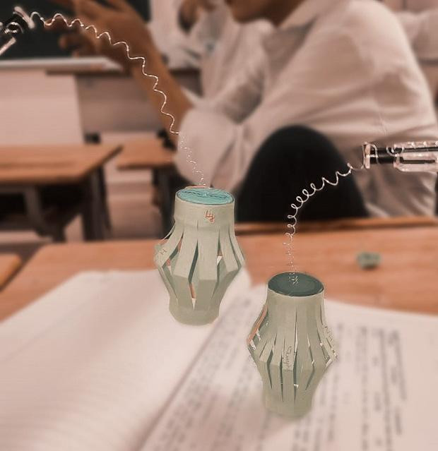 Sự rảnh rỗi cộng thêm trí sáng tạo cho ra thành phẩm lồng đèn siêu mini này. Ảnh: Hoàng Khánh Ly