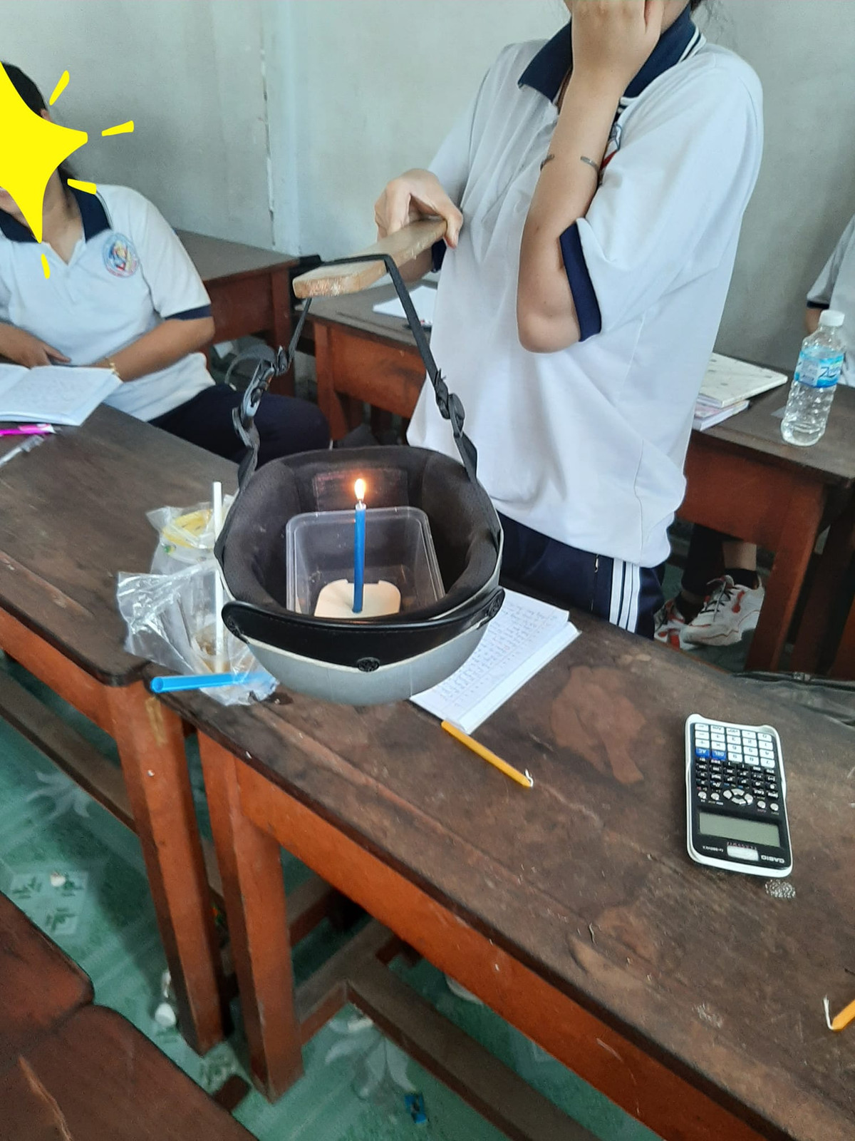 Đèn lồng được chế tác từ chiếc mũ bảo hiểm cùng ngọn nến lung linh có lẽ là sáng chế chỉ có học trò mới nghĩ ra được. Ảnh: Bảo Phạm