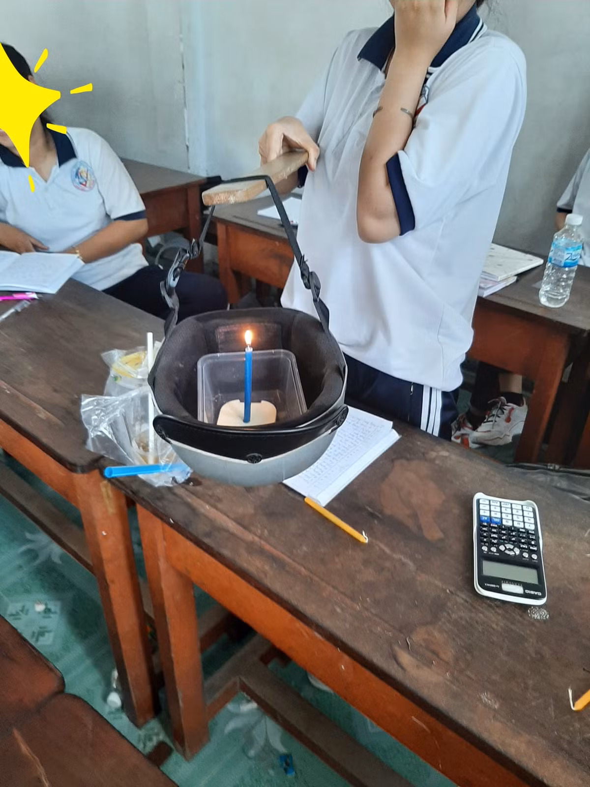 Đèn lồng được chế tác từ chiếc mũ bảo hiểm cùng ngọn nến lung linh có lẽ là sáng chế chỉ có học trò mới nghĩ ra được. Ảnh: Bảo Phạm