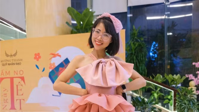 "Đúng rồi chị mình có kêu gọi từ thiện đâu", "Mình thích thì mình khoe, mình làm được việc tốt mình cũng khoe. Làm việc tốt mà sao phải kín kẽ",...là những bình luận của cư dân mạng.