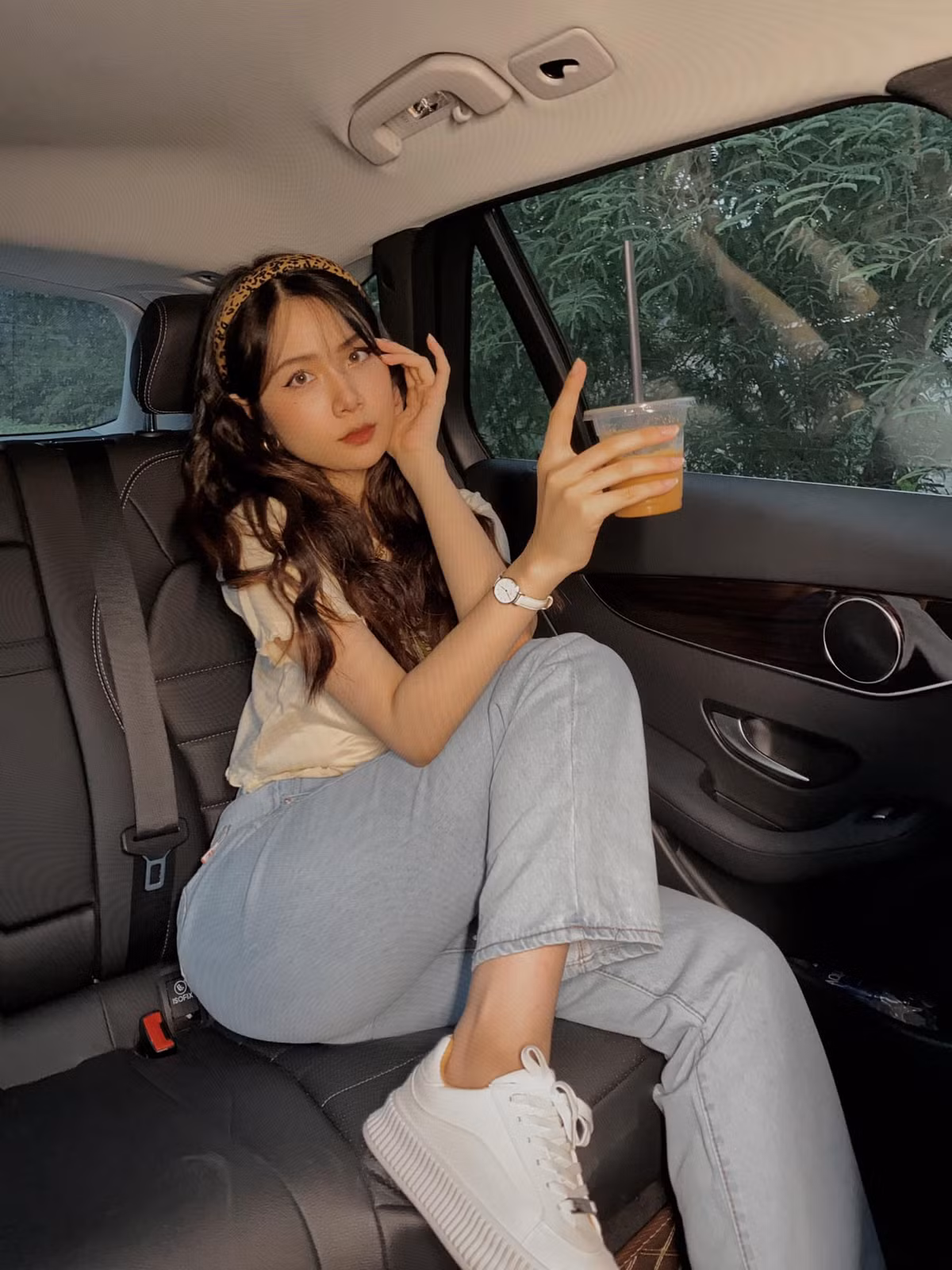 Sau khi sinh con, Thu Giang thường cập nhật hình ảnh con và bản thân lên trang cá nhân. Cô nhận tới tấp lời khen cho vóc dáng thon gọn, ngày càng xinh đẹp sau sinh.