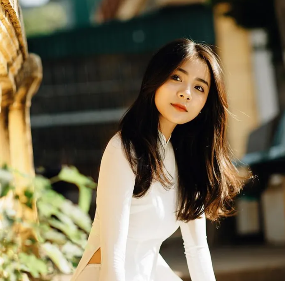 Nhiều người còn nghĩ ngay đến biệt danh “thiên thần áo trắng” dành cho nàng hot girl này bởi nụ cười tỏa nắng, mái tóc ngang vai và dáng đi thướt tha trong tà áo dài.