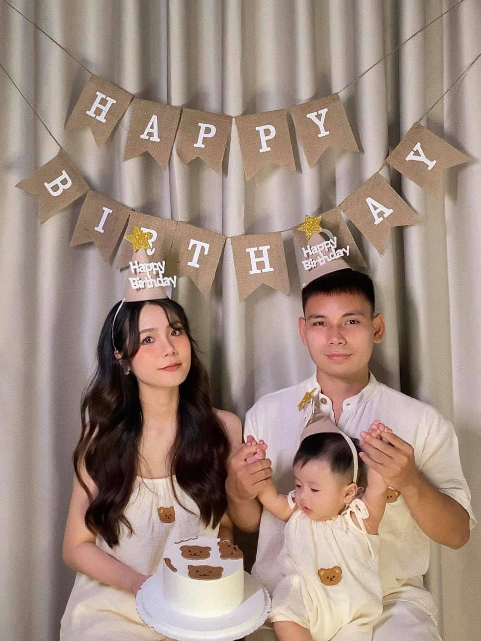 Nhiều người nhận xét sau khi làm mẹ, "hot girl khai giảng" ngày nào có thêm nét trưởng thành, mặn mà, quyến rũ hơn.