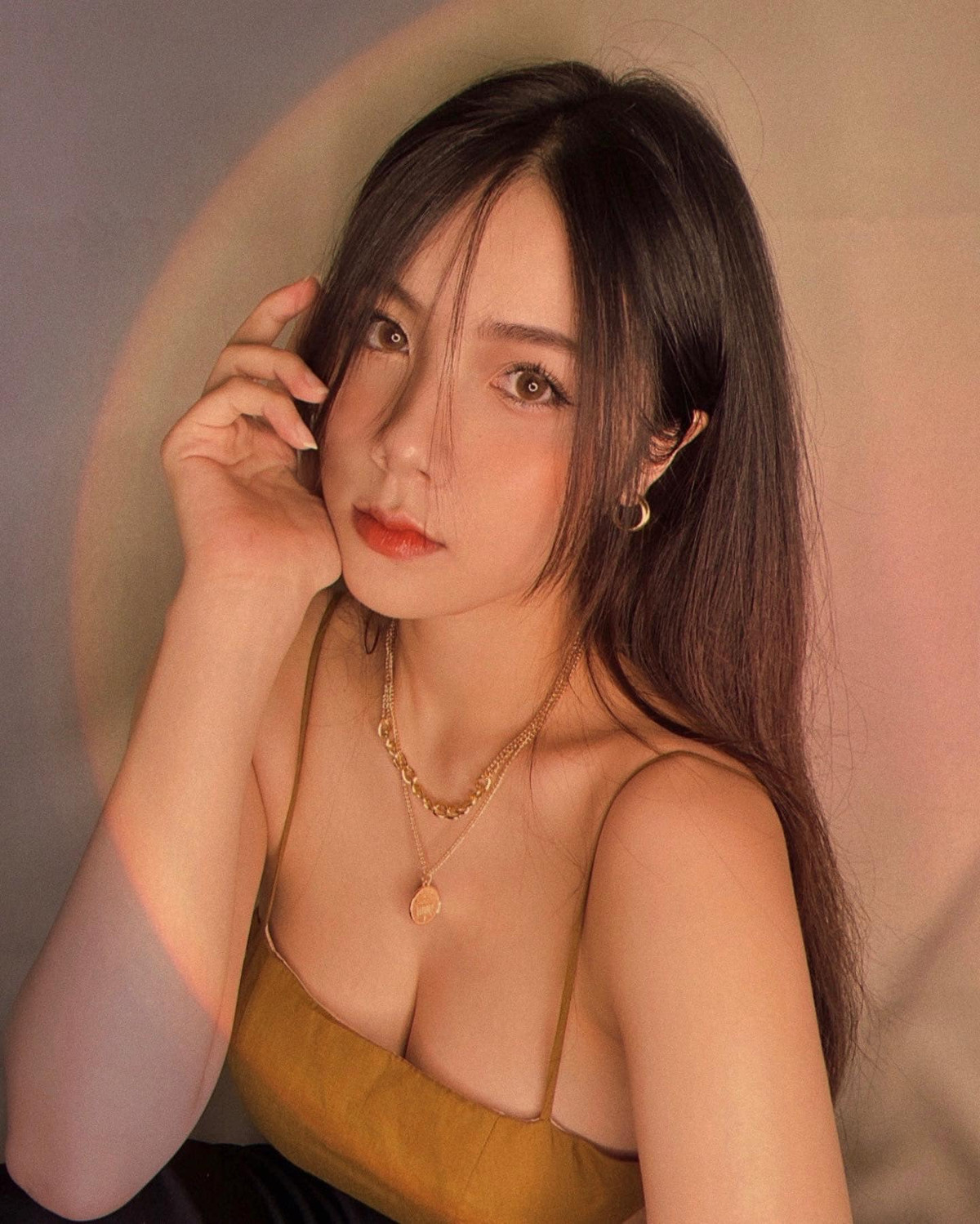 Nhan sắc xinh đẹp, thân hình quyến rũ, tình yêu viên mãn và du lịch sang chảnh như cơm bữa, cuộc sống của cô gái Bắc Ninh được nhiều người ngưỡng mộ.