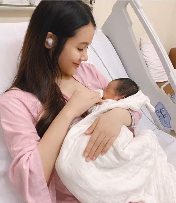 Thời điểm đó netizen ai cũng nghĩ rằng Giang "cưới chạy bầu", tuy nhiên sau 2 năm kết hôn cô mới có tin vui.