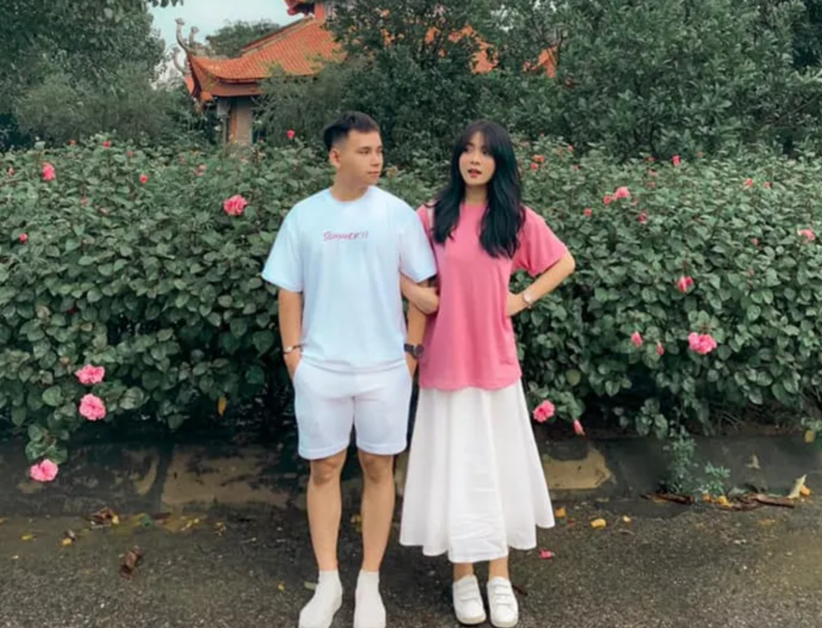 Sau khi tốt nghiệp THPT, hot girl Bắc Ninh bất ngờ “theo chồng bỏ cuộc chơi”. Chia sẻ về chồng, Thu Giang cho biết chồng cô là người trưởng thành, biết làm ăn và đã có thu nhập riêng.