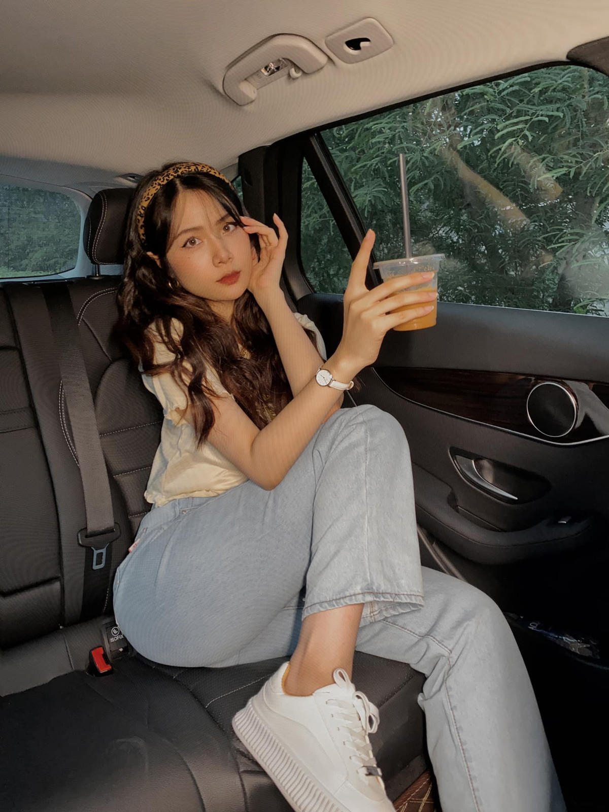 Sau khi sinh con, Thu Giang thường cập nhật hình ảnh con và bản thân lên trang cá nhân. Cô nhận tới tấp lời khen cho vóc dáng thon gọn, ngày càng xinh đẹp sau sinh.