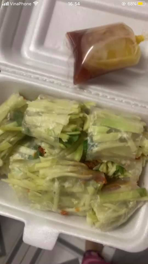 Theo như hình ảnh được cô chụp lại, suất bánh tráng này chỉ có toàn xoài, rau dưa chuột độn, còn lại không thấy một tí thịt nào. Thậm chí, bánh tráng còn được cuốn không chặt tay, giao đến nơi đã bắt đầu bị bung hết ra.