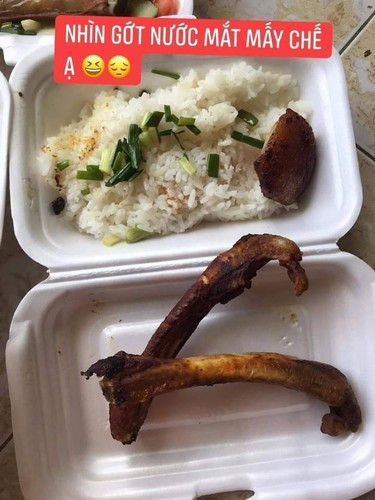 Không biết nguyên nhân do dịch bệnh khó khăn giá cả leo thang hay do tay nghề của người làm quá ẩu. Thậm chí, nhiều cư dân mạng còn đùa vui rằng đây phải gọi là bánh tráng cuốn xoài, có lẽ người bán không ghi chú rõ mà thôi.