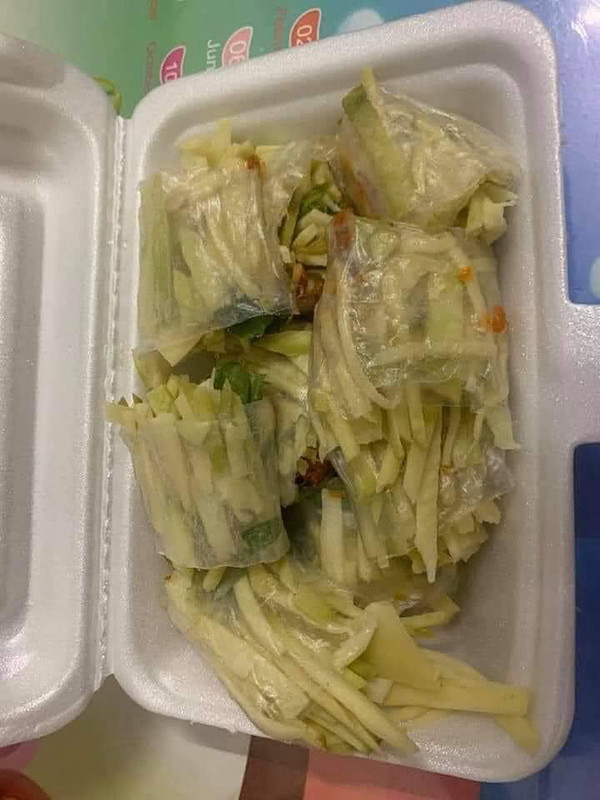 Mới đây, một cô gái vì quá thèm bánh tráng cuốn nên mạnh dạn đặt đồ ăn online. Dù cho tiền ship có ngang ngửa với tiền bánh, nhưng kết quả cô đã "khóc ròng" khi nhận được hàng.