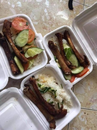 Được biết, cô gái này mua đồ ăn trên mạng là suất bánh tráng cuốn với giá 35 ngàn đồng, tiền ship cao ngang ngửa là 30 ngàn đồng.