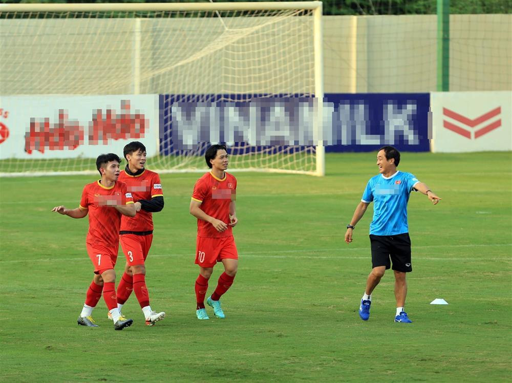 Chưa hết, nàng WAG Viên Minh còn hài hước muốn xin ảnh "full HD không che" của chồng.