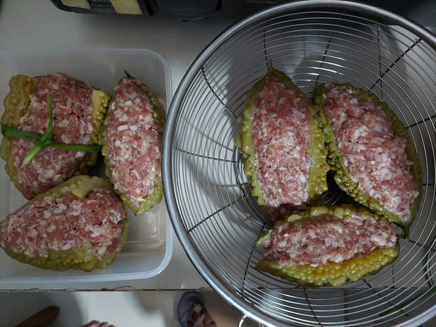 Mới đây, một chàng trai đã khoe lên MXH hình ảnh món khổ qua nhồi thịt do chính tay mẹ anh chàng chế biến. Thế nhưng, với hình dáng béo phì, đẫm thịt của nó lại khiến netizen được phen cười nghiêng ngả.