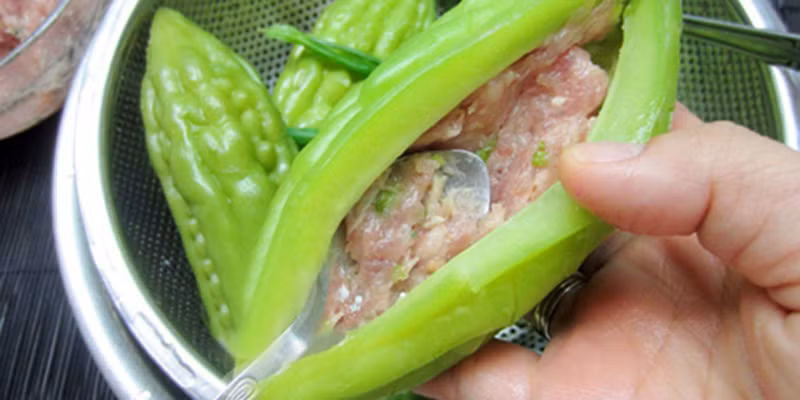  Khổ qua nhồi thịt là món ăn dân dã của nhiều vùng miền, mướp đắng được bỏ sạch ruột rồi nhồi thịt vào bên trong, thường được nấu thành canh để ăn giải nhiệt trong những ngày hè nắng nóng.