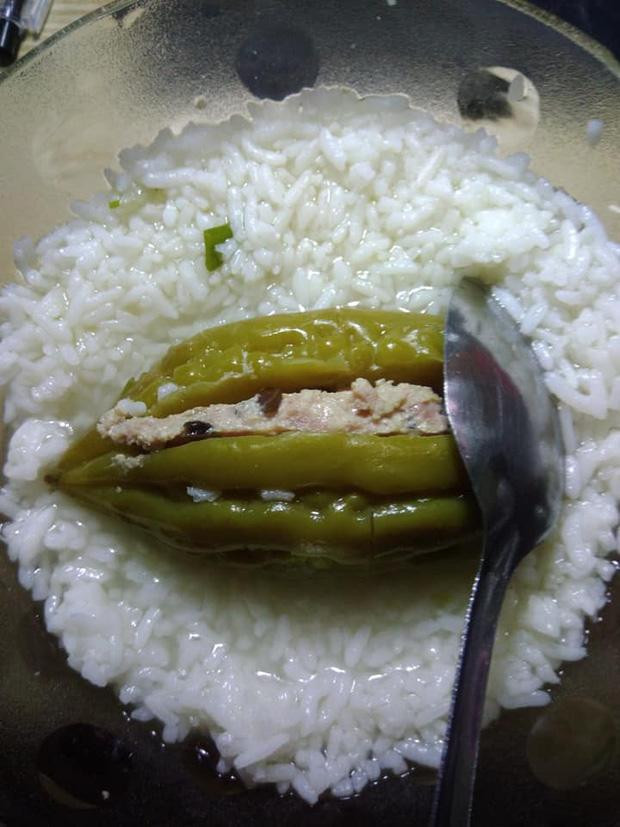 Cư dân mạng tỏ ra vô cùng thích thú với hình ảnh này, lại nhớ đến những bữa cơm thời sinh viên.