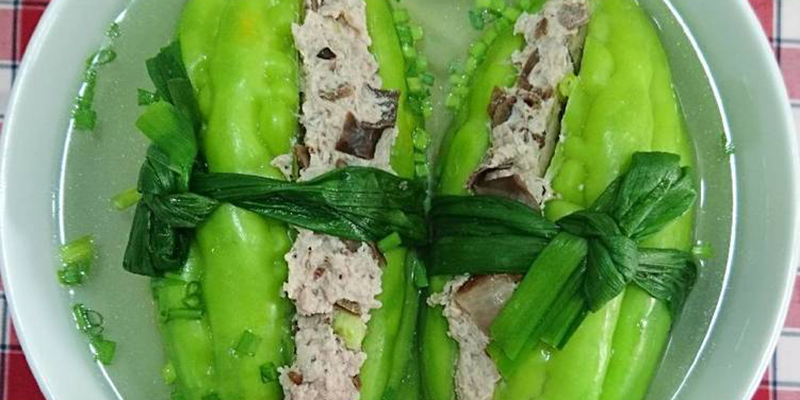 Để làm được món khổ qua nhồi thịt không phải khó, tuy nhiên lại cần sự khéo léo, tinh tế của người làm bếp để không trở thành thảm họa nấu ăn.