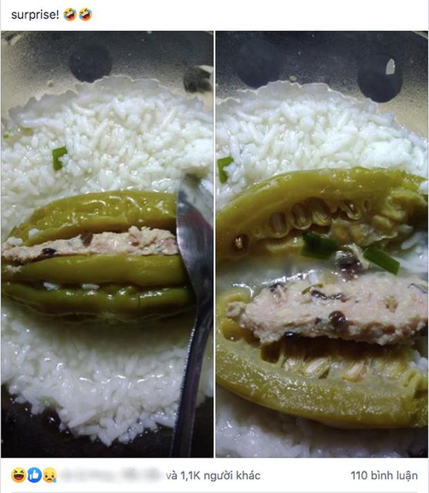 Bài đăng với hình ảnh món khổ qua nhồi thịt chụp tại một nhà ăn kèm dòng cap "surprise!" khiến cư dân mạng phải cười ra nước mắt.