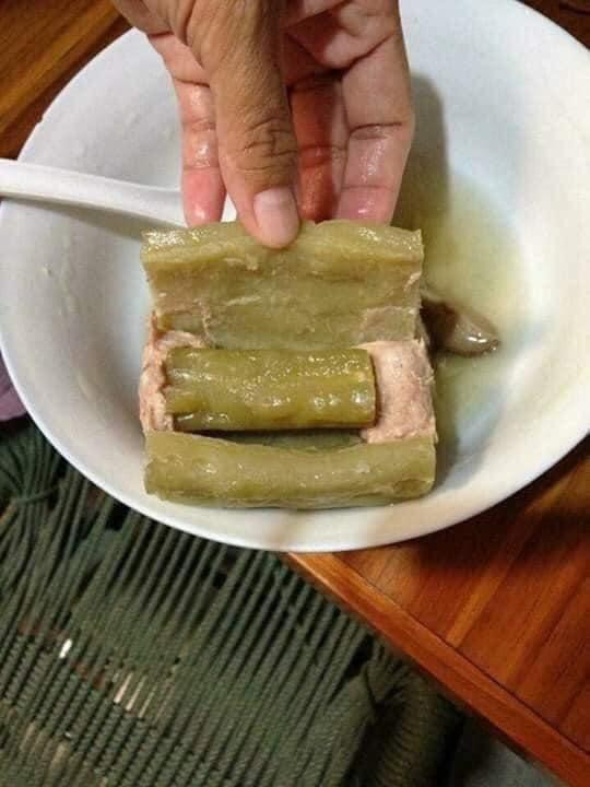 Miếng mướp đắng nhồi thịt và bên trong lại là một của mướp đắng, còn chỉ có chút thịt ở hai đầu. Ảnh: Tổng hợp Facebook