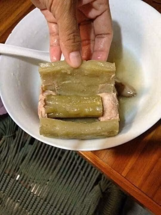 Miếng mướp đắng nhồi thịt và bên trong lại là một của mướp đắng, còn chỉ có chút thịt ở hai đầu. Ảnh: Tổng hợp Facebook