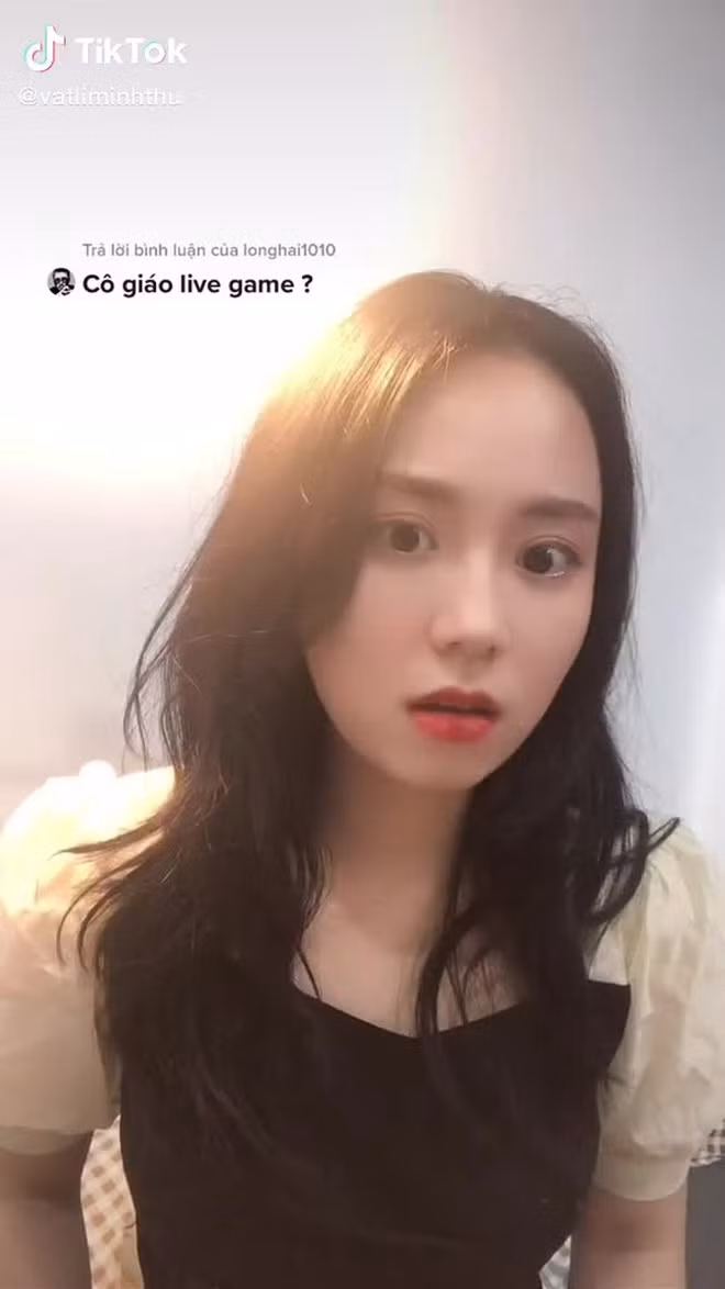 Thậm chí, cô giáo Vật lý Minh Thu còn gây chú ý hơn khi tiết lộ chuyện chưa được nhận bằng là do quên đăng ký môn chứ không phải nợ môn.