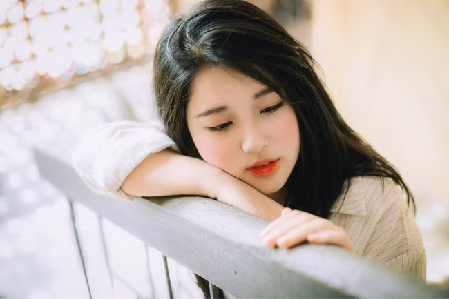 Cô giáo trẻ sinh năm 1998, hiện đang công tác tại Trường THPT Việt Nam – Ba Lan. Nhờ livestream dạy học mà cô Thanh Nga trở thành chủ đề hot trong thời gian qua.