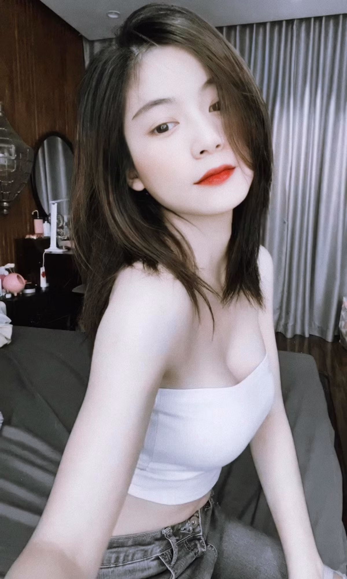 Trước đó cô nàng cũng đã đầu quân về một công ty quản lý content creator có tiếng và phát triển sự nghiệp với vai trò là một vlogger và MC.