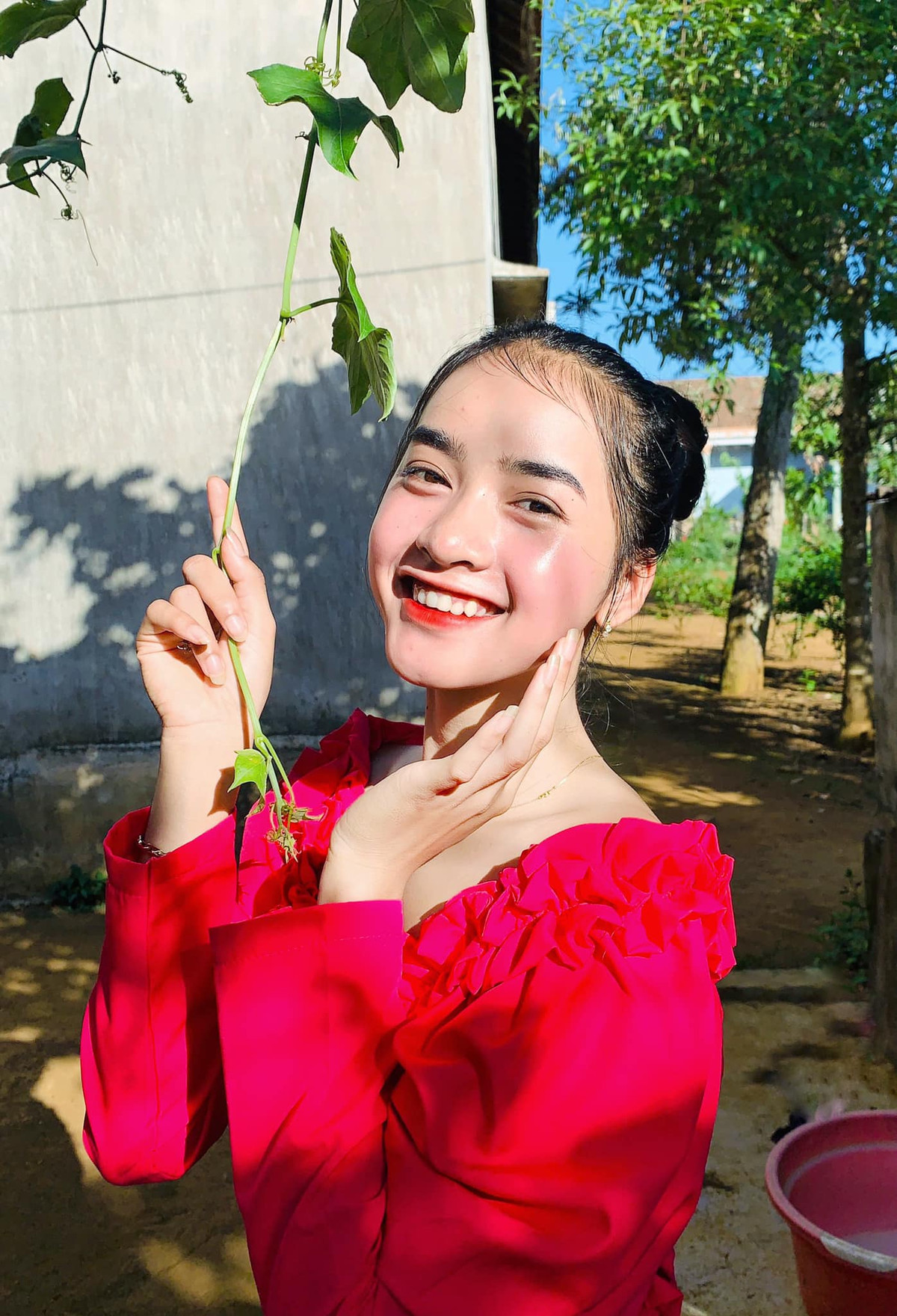 Yona Cươn nổi lên từ khi mở kênh TikTok để ghi lại những hình ảnh kỉ niệm của mình và gia đình, những khoảnh khắc giản dị, ấm áp nhưng bình yên, đầy lạc quan, tích cực.