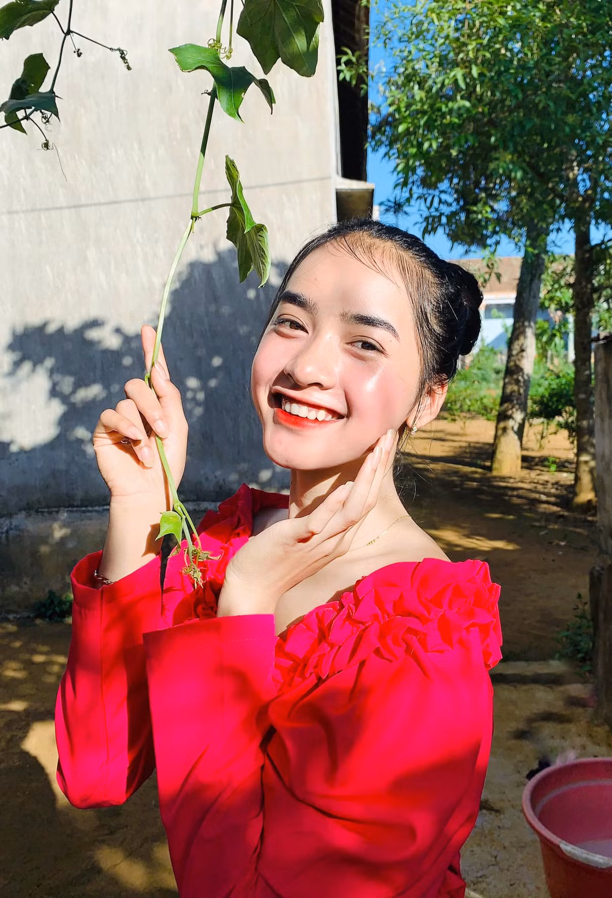 Yona Cươn nổi lên từ khi mở kênh TikTok để ghi lại những hình ảnh kỉ niệm của mình và gia đình, những khoảnh khắc giản dị, ấm áp nhưng bình yên, đầy lạc quan, tích cực.