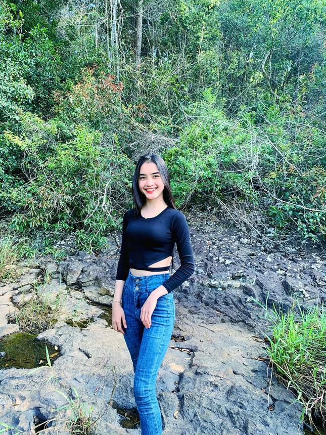 Được biết, fanpage như là một góc nhỏ để cô nàng chia sẻ những video về cuộc sống hằng ngày của mình. Còn TikTok là nơi đem đến gần hơn với mọi người những khoảnh khắc bên cạnh gia đình, những hình ảnh giản dị của người con gái dân tộc Bana. Ảnh: FBNV