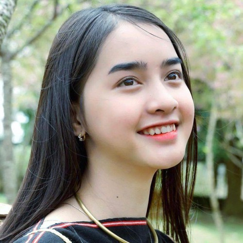 Yona Cươn tên đầy đủ là Đinh Thị Cươn (sinh năm 2004, Bình Định) là hot girl TikTok mới nổi với nhan sắc xinh đẹp nên được cư dân mạng mệnh danh "bông hoa núi rừng" người dân tộc Bana.