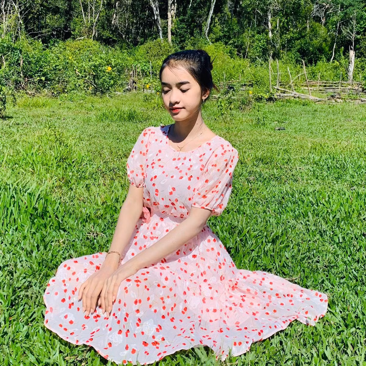 Trong thời gian dưỡng sức tại quê nhà, gái xinh dân tộc cùng mẹ lên nương, làm rẫy và nội trợ phụ giúp gia đình.