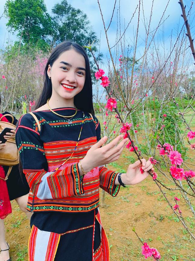 Hiện tại, ngoài phụ giúp bố mẹ công việc nương rẫy thì thời gian rảnh Yona với mẹ hay quay video để up lên TikTok và Facebook.