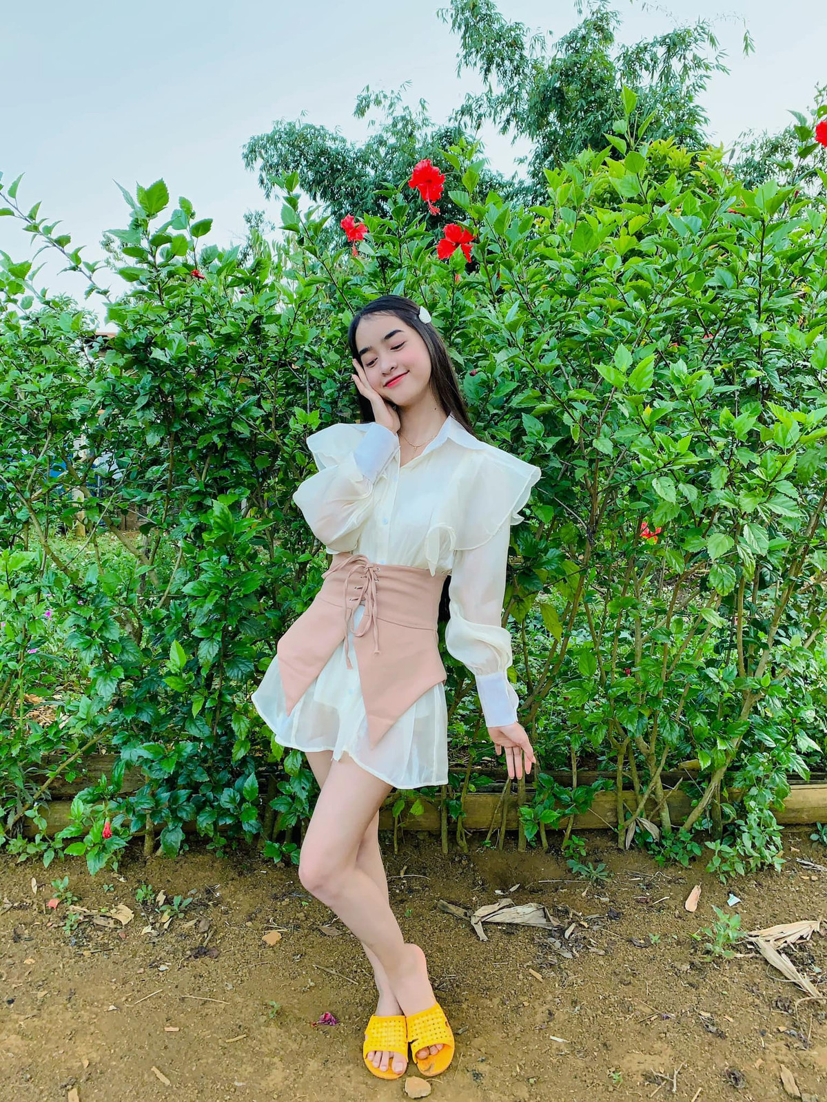 Những clip của Yona thu hút hàng trăm nghìn lượt xem, và đến nay kênh TikTok của cô đã có hơn 2 triệu người theo dõi.