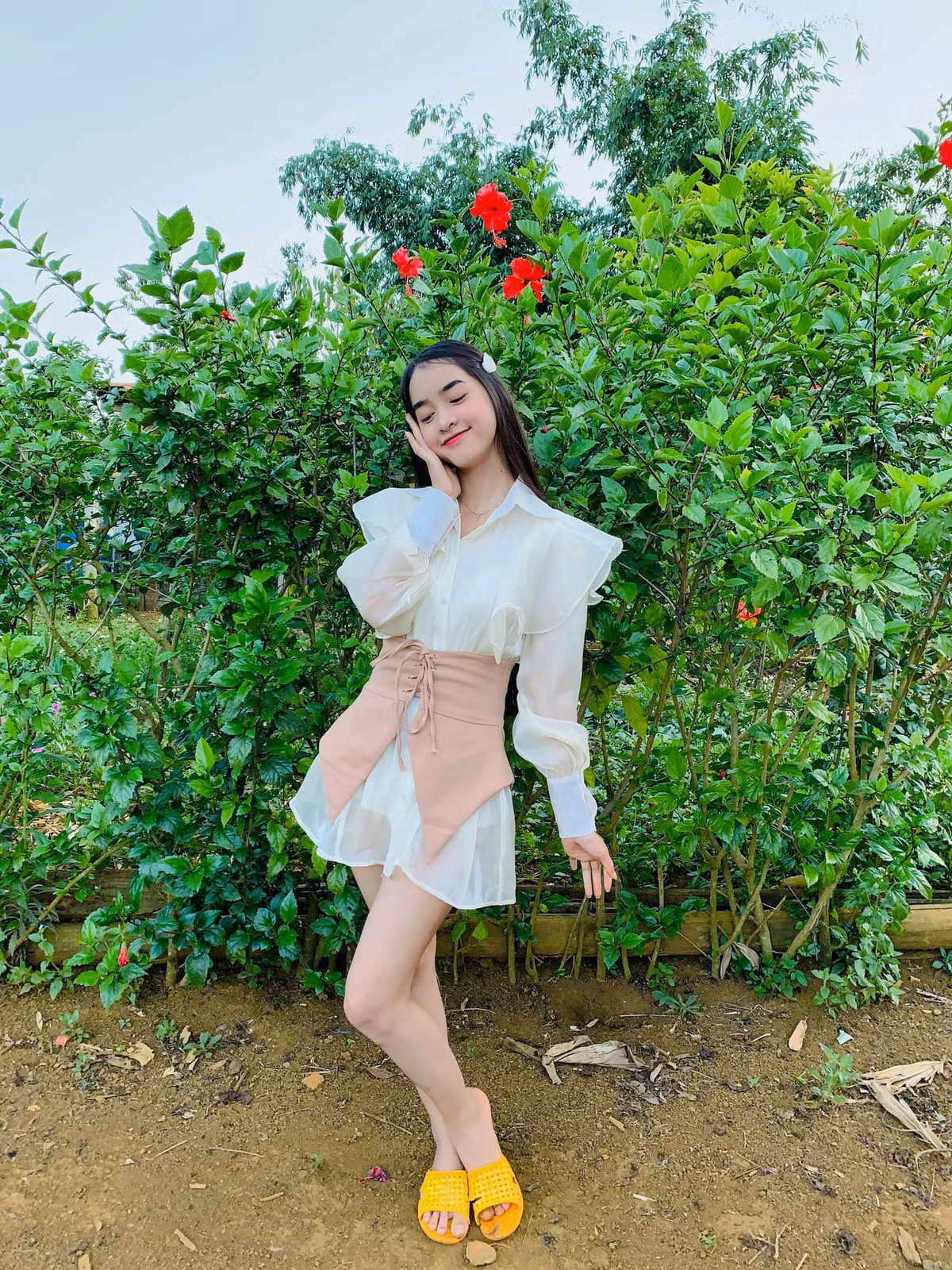 Những clip của Yona thu hút hàng trăm nghìn lượt xem, và đến nay kênh TikTok của cô đã có hơn 2 triệu người theo dõi.