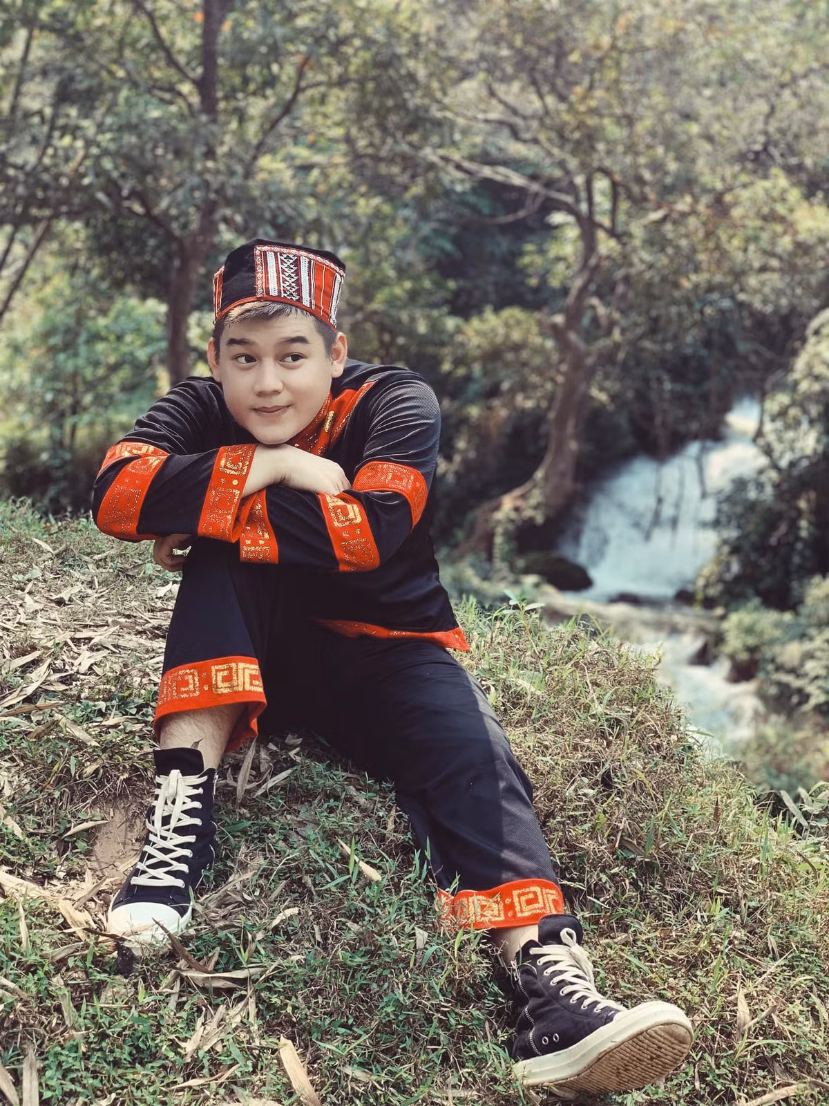 Thể hiện khi bị vu oan vô cớ, Tiktoker này đã thẳng thắn đáp trả: "Thưa các mẹ hàng xóm là con bị bệnh nên mồm con nó sưng, phải mổ lại mới hết mà các mẹ bảo con đập đá méo mồm con cũng quỳ lạy các mẹ đấy".