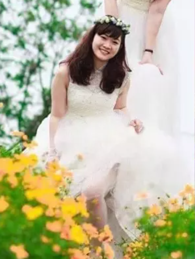 Để chứng minh cho công cuộc "lột xác" của mình, hot TikToker này đăng tải 2 hình ảnh để so sánh sắc vóc thời xưa và hiện tại. Trong hình ảnh quá khứ, lúc đó Lê Bống ặc một chiếc váy trắng, chụp ảnh giữa vườn hoa.