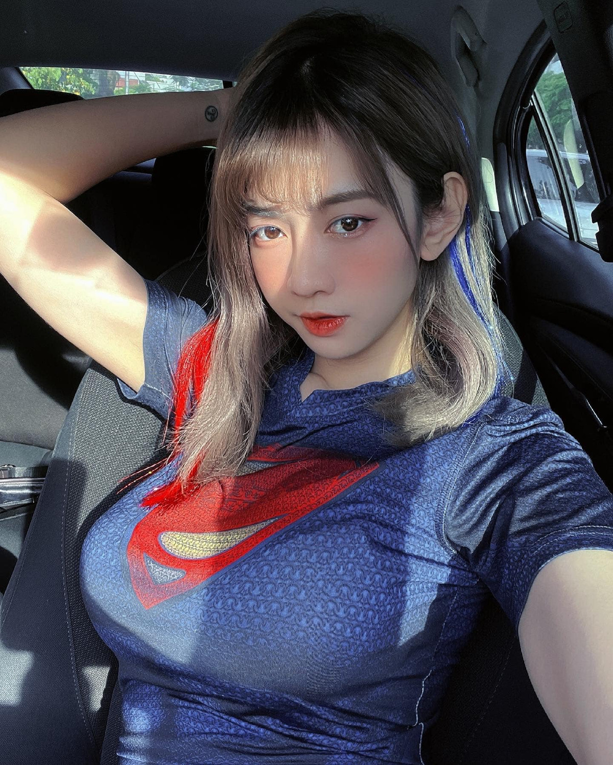 Vừa qua, cư dân mạng đã không khỏi bất ngờ khi chính bản thân hot girl Lê Bống đã lan truyền hình ảnh thời còn đi học.