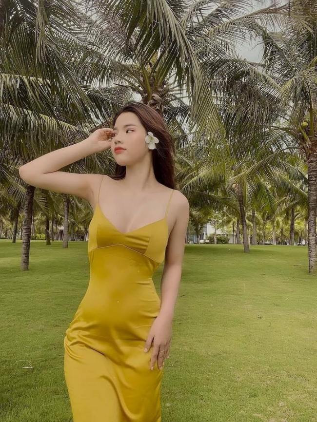 Trên trang cá nhân, Hà Vy thường xuyên chia sẻ hình ảnh mặc đồ bơi khoe dáng cân đối.