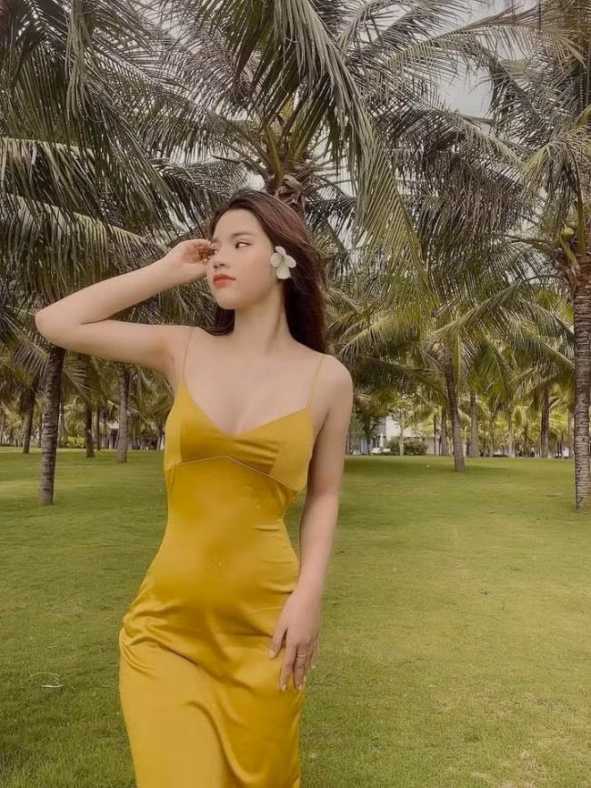 Trên trang cá nhân, Hà Vy thường xuyên chia sẻ hình ảnh mặc đồ bơi khoe dáng cân đối.