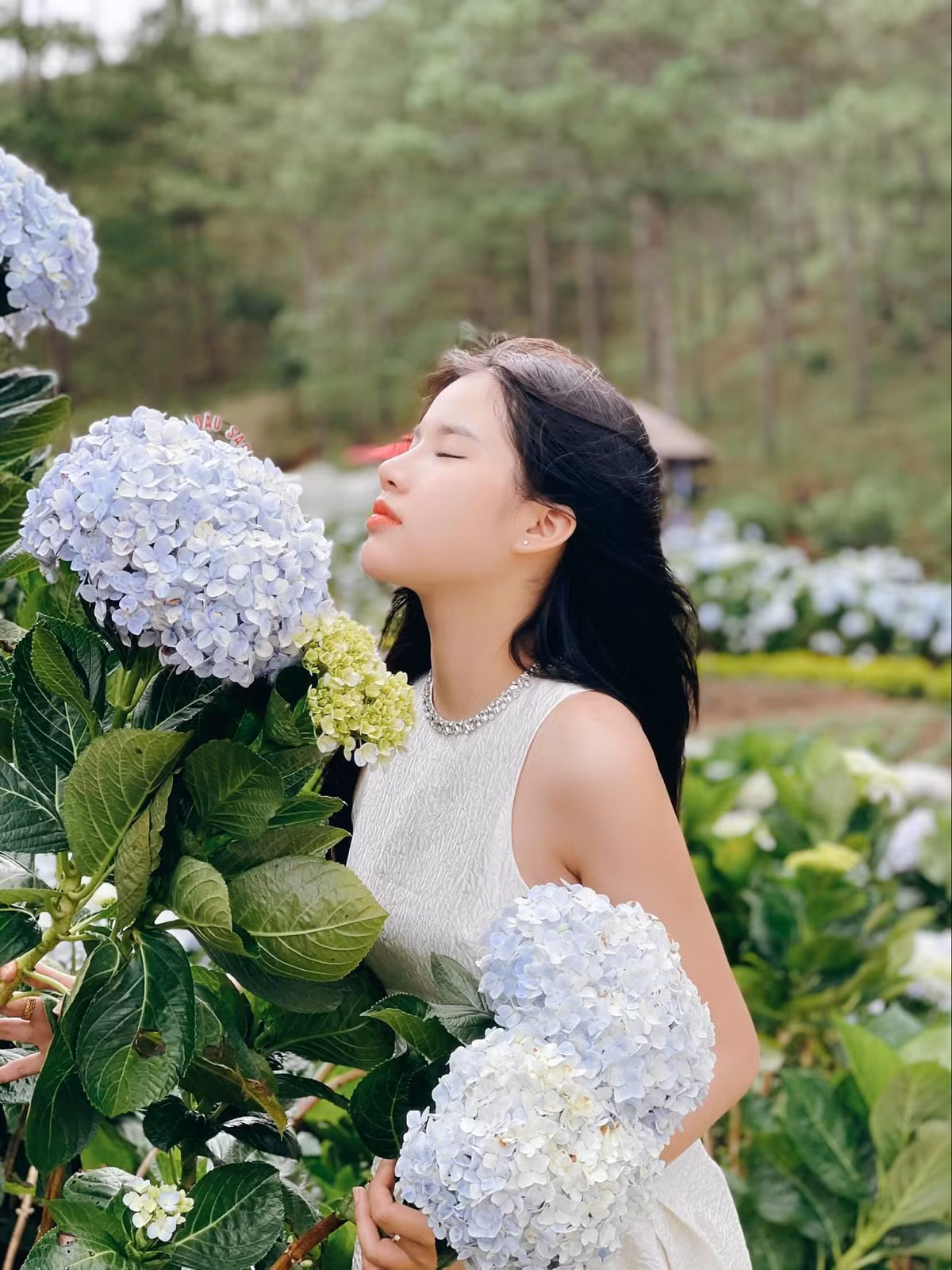 Cô nàng sở hữu khuôn mặt xinh xắn với nụ cười tươi như hoa đậm chất Á Đông.