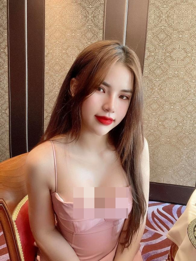 Nàng hot girl 20 tuổi sở hữu gương mặt cân đối cùng nét đẹp nhẹ nhàng, thân hình nuột nà ai nhìn cũng mê.