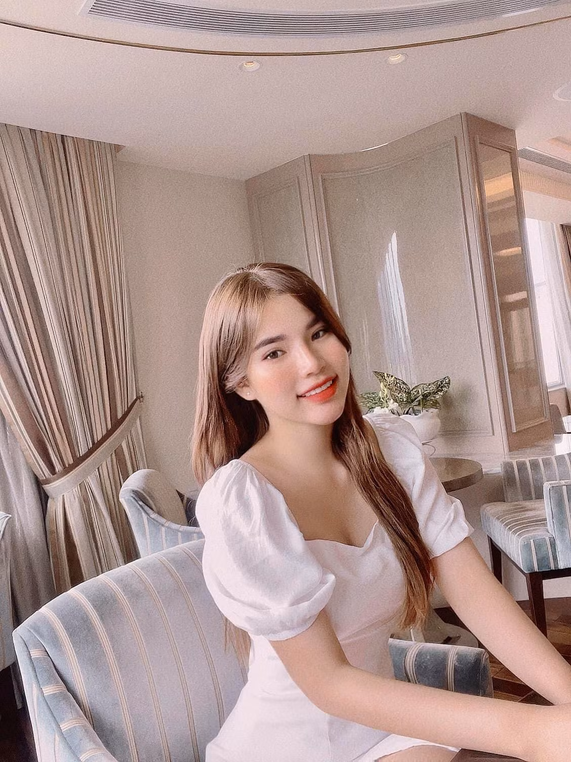 Sở hữu gương mặt đẹp với đường nét hài hòa cùng thân hình 3 vòng chuẩn chỉnh, Hà Vy được nhiều người khen ngợi mỗi khi đăng ảnh trên trang cá nhân.