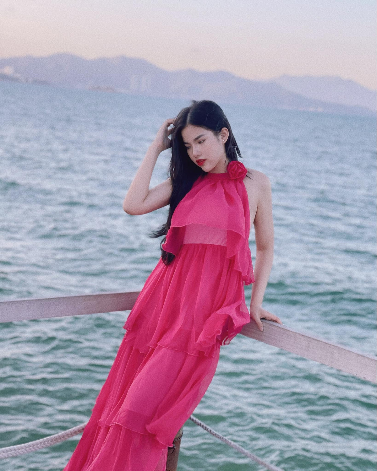 Hiện tại, Hà Vy đang sinh sống và làm việc tại Hà Nội, cô nàng ấp ủ riêng về con đường sự nghiệp thay vì chọn đại học như bao cô gái cùng tuổi khác.