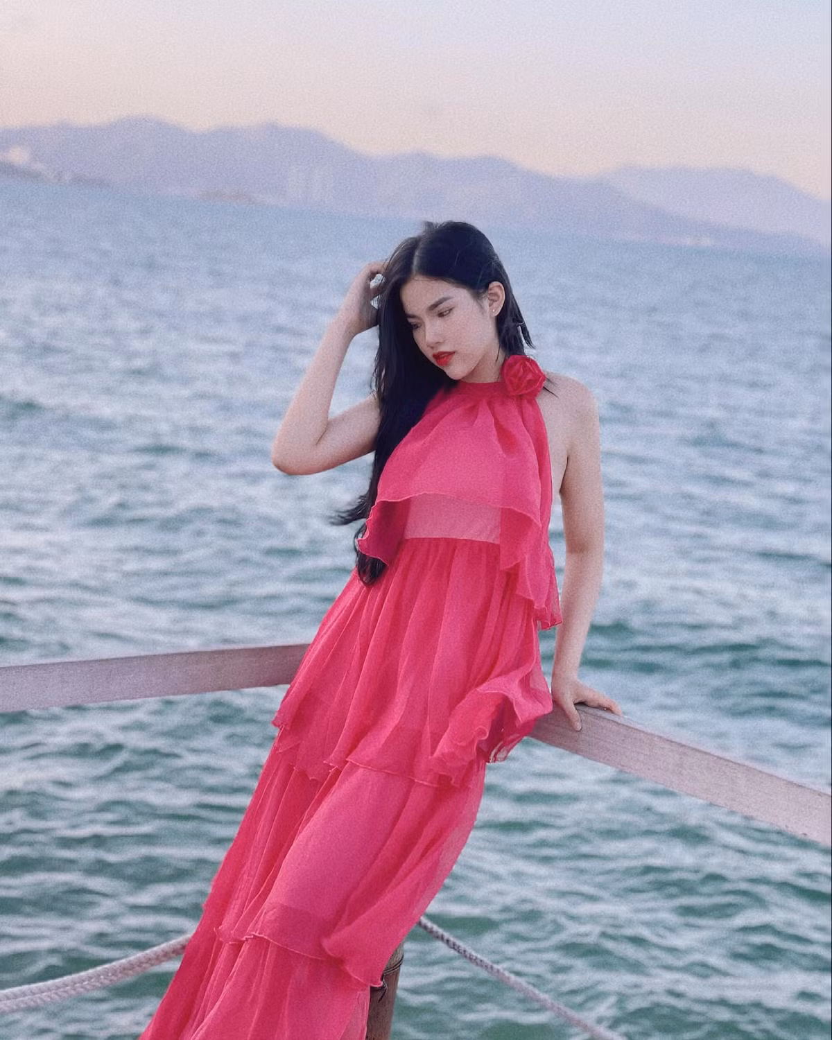 Hiện tại, Hà Vy đang sinh sống và làm việc tại Hà Nội, cô nàng ấp ủ riêng về con đường sự nghiệp thay vì chọn đại học như bao cô gái cùng tuổi khác.